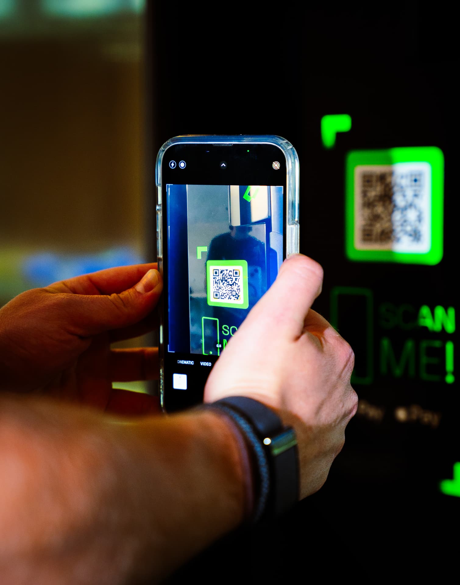 Cliente escaneando el código QR de una máquina A-POP con su teléfono